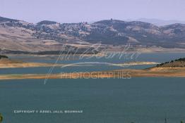 Image du Maroc Professionnelle de  Le barrage Oued El Makhazine, conçu pour le développement et  l'irrigation du périmètre du Loukkos. Ainsi les champs situés dans le triangle Ksar El Kébir, Larache, Moulay Bouselham profitent de cette infrastructure. Cette importante réalisation située sur El Oued Loukkos sert à la régularisation inter annuelle des débits tout en formant une protection contre les crues, au Jeudi 1er Septembre 2005 à cette datte le barrage dispose 309 Million de M3. (Photo / Abdeljalil Bounhar) 